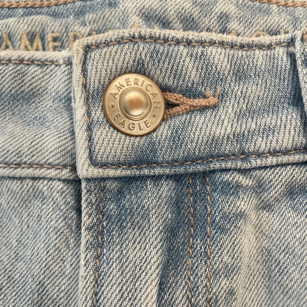 American Eagle Distressed Mom Jeans Size 4 Long Light Wash Blue Denim Staple - Picture 3 of 7